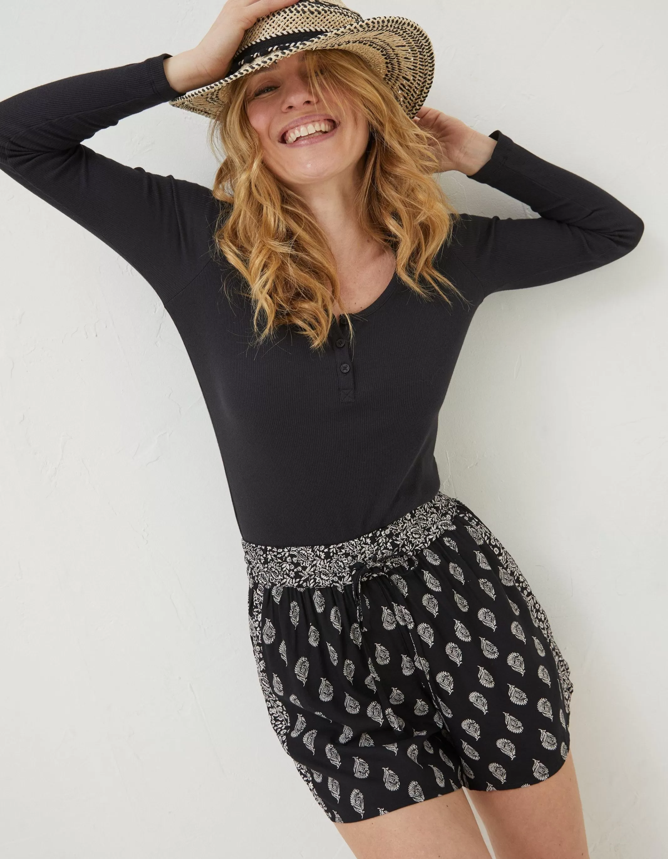 Outlet FatFace Flippy Batik Floral Shorts Black